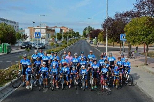 El equipo ciclista con el alcalde, Ignacio Vázquez