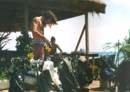 Preparándose para bucear en Honduras. Fotografía cedida por Guillermo Gross