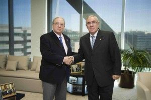 Firma de renovación convenio de colaboración entre Don Juan José Porcar Porcar, Presidente del Colegio de Enfermería de Zaragoza y Don Diego Murillo, Presidente de AMA. 19 noviembre 2015