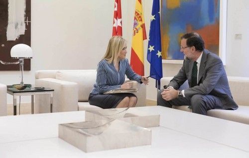 CIFUENTES SE REÚNE CON RAJOY La presidenta de la Comunidad de Madrid, Cristina Cifuentes, se reúne con el presidente del Gobierno, Mariano Rajoy en el Palacio de la Moncloa. Este encuentro se enmarca dentro de la ronda de contactos que realiza el presidente del Gobierno con los nuevos presidentes autonómicos, elegidos tras los últimos comicios autonómicos. Foto: D.Sinova / Comunidad de Madrid
