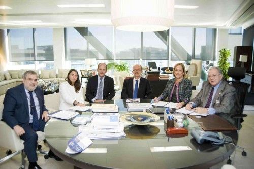 Firma de la póliza de responsabilidad civil profesional entre la Presidenta del Colegio de Enfermería de Las Palmas de Gran Canaria, Ortensia Calero Fabelo, y Don Diego Murillo, Presidente de AMA. 11 noviembre 2015 Fotos Alberto Paredes