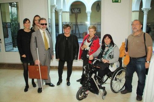 Judit Belver de la Fundación Adecco, Marta Rodríguez de la Fundación Gatea y Mayte Gallego presidenta del CERMI Madrid, junto a otros asistentes a la charla se suman a la campaña en apoyo a la ESPINA BIFIDA en presencia de su presidenta Carmen Gil