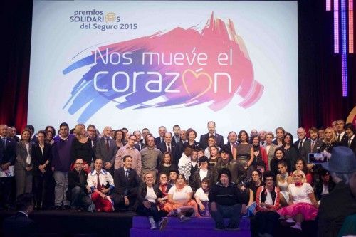 Premios Solidarios del Seguro 2015. Luis Nuñez Desivé, Secretario de la Fundación AMA, entrega el premio al proyecto Musicoterapia en la unidad de cuidados intensivos pediátricos del Hospital Gregorio Marañón de Madrid. 24 noviembre 2015