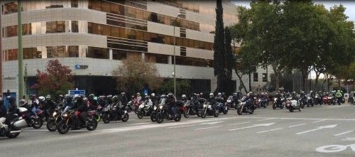 Los moteros se concentraron frente al Santiago Bernabéu. Foto: politicalocal.es