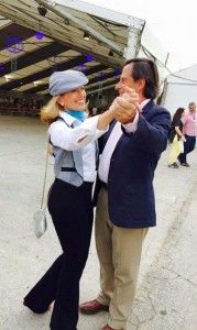 García de Vinuesa bailando con su mujer en San Isidro.