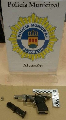 El arma incautada resultó estar cargada con balas de foegueo. Foto: Policía Municipal de Alcorcón