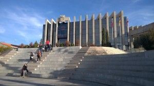 Trabajadores del Ayuntamiento salen en fila tras el aviso de bomba.