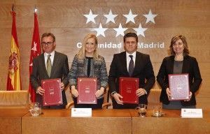 CIFUENTES FIRMA UN CONVENIO CON COMPAÑÍAS ELÉCTRICAS PARA GARANTIZAR EL SUMINISTRO A FAMILIAS NECESITADAS La presidenta de la Comunidad de Madrid, Cristina Cifuentes, suscribe un convenio con los responsables de las compañías eléctricas que garantizará el suministro de electricidad y gas natural a personas necesitadas durante el invierno. Foto: D. Sinova / Comunidad de Madrid
