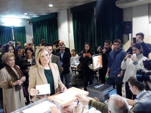 La presidenta de la Comunidad votó en la calle Ferraz. Foto: Europa Press