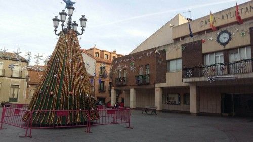 El original árbol de Navidad se ha recubierto de latas recicladas.