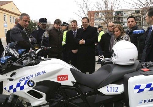 El alcalde de Leganés, Santiago Llorente, junto a una de las nuevas motos.