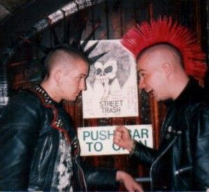 Imagen de dos miembros de la subcultura punk. Wikipedia