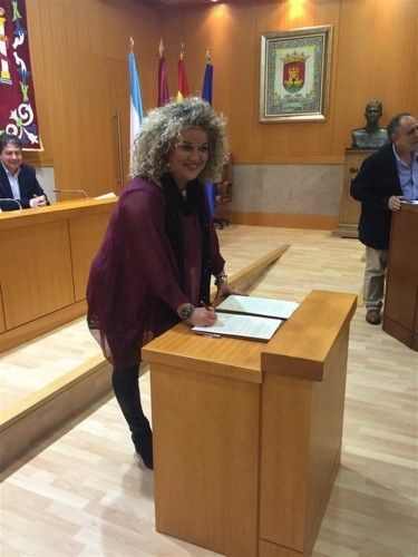 Cristina Moreno firmando el manifiesto. Foto: Ayto. de Aranjuez