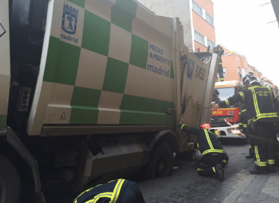Vallecas: Un camión de la basura queda atrapado en un socavón