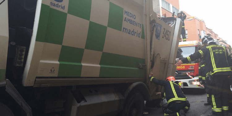 Vallecas: Un camión de la basura queda atrapado en un socavón