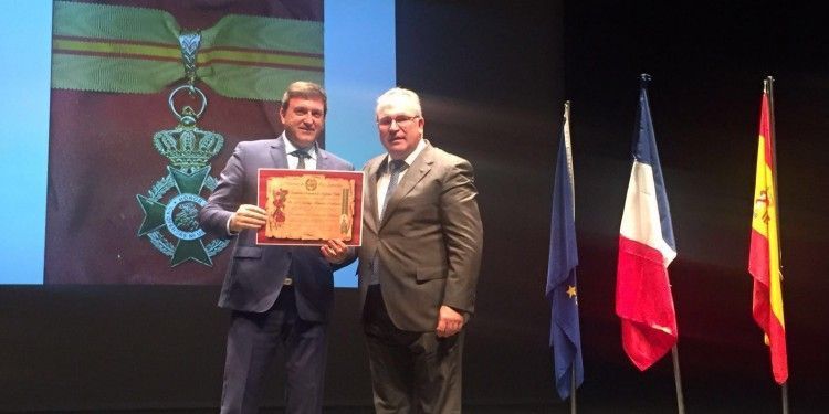 José Antonio Sánchez, alcalde de Humanes de Madrid, recibe la Encomienda de Caballero de Santiago