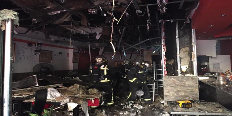 Así ha quedado el interior del restaurante. Foto: Emergencias 112
