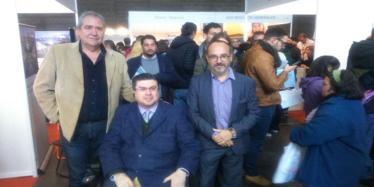 De izquierda a derecha. Ezequiel Triñaque, director de la radio labarandilla.org, Javier Font, presidente de FAMMA, y Manuel Campuzano, presidente de la Mesa de Políticas Integrales del Congreso.