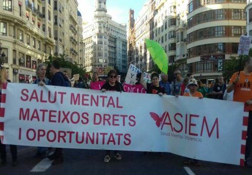 La manta gigante de la Asociación NEXE que el año pasado también fue estandarte en la manifestación celebrada el sábado 8 de octubre en Madrid. Asiem ha sido de nuevo uno de los promotores de la marcha.