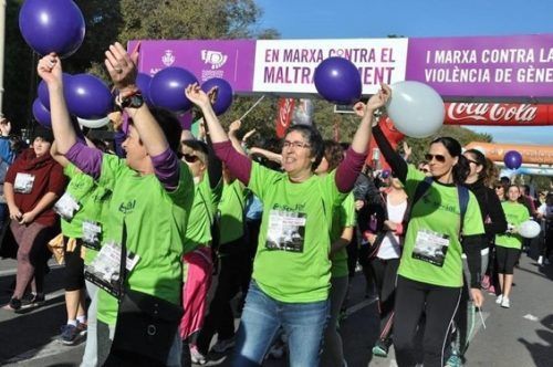 Trabajadores de CLECE participando en la I Marcha Contra la Violencia de Género el pasado mes de noviembre en Valencia donde la recaudación iba destinada a la Asociación Alanna que trabaja contra la exclusión social y a favor de la integración y la igualdad de las mujeres.