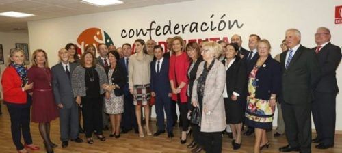 Manuel Movilla entre S.M Doña Sofía y la Ministra de Trabajo Fátima Bañez en su visita a la sede de la CONFEDERACION SALUD MENTAL ESPAÑA.