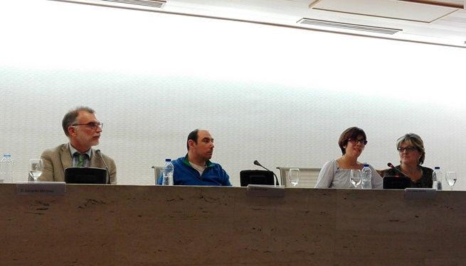 Una jornada con el protagonismo de las personas con discapacidad. A la izquierda Eduardo Martínez, Director del SIL de la entidad APROCOR, a su lado Daniel Díaz usuario de la Fundación ADEMO, Esther Muñoz y Rocío Sánchez han formado parte de esta formación y han explicado la alegría que les supone trabajar con personas mayores en ASISPA.