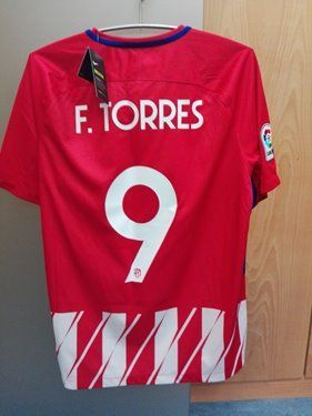 Camiseta de Fernando Torres firmada por el futbolista por 80€ y donada por la Fundación Atlético de Madrid.