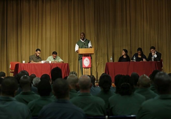 Momento del debate celebrado en la cárcel.