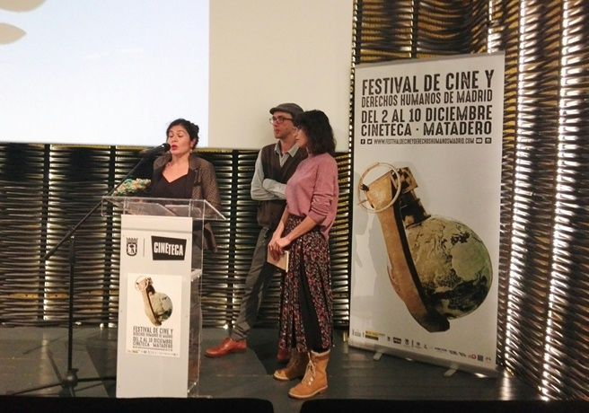 En la foto podemos ver a Laura Sipán recogiendo el galardón con Virginia P. Alonso, Adjunta a la Dirección de Público y el Director de este festival Toni Navarro.