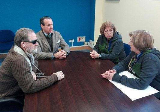 El señor Tremiño con responsables de la Asociación la Barandilla. Por la izquierda el Vicepresidente Francisco Forte, el Diputado Ignacio Tremiño, María Luisa Martín Valle, vocal de la Junta Directiva y Junibel Lancho, psicóloga clínica y "escucha" del TELÉFONO CONTRA EL SUICIDIO.