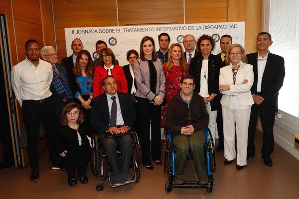 Foto de familia con S.M. la Reina Dña. Letizia apoyando a todos los participantes.