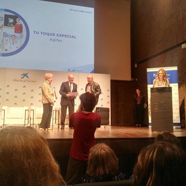 AGIFES recibiendo uno de los Premios Miradas de la Fundación Manantial.