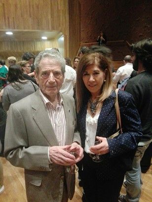 Es de destacar el interés que han despertado entre las distintas asociaciones estos actos sociales. En la fotografía podemos ver al presidente de la Asociación ASAV Mariano González y a la presidenta del TELÉFONO CONTRA EL SUICIDIO 910 380 600 Ana Lancho durante la entrega de los Premios Miradas.