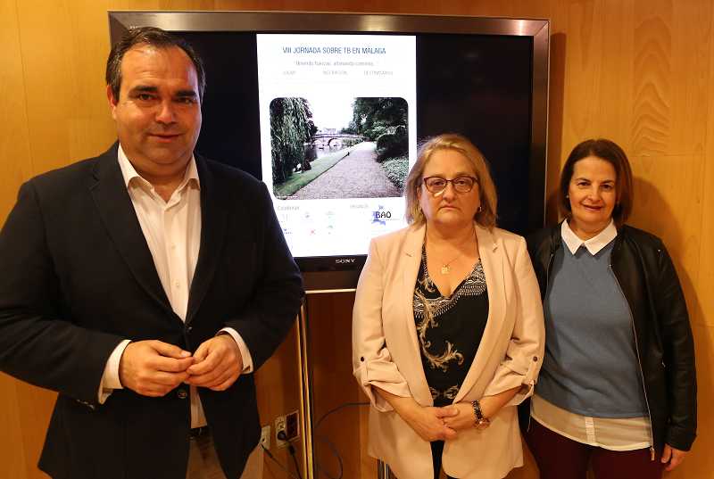 En la foto vemos al Diputado de Participación y Cooperación Internacional Félix Lozano, a la presidenta de la Asociación BAO Myriam García y a la vicepresidenta María Lourdes Lopéz durante la presentación de la jornada organizada por esta asociación en Málaga.
