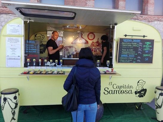 La Food Truck de El Capitán Samosa que ofrece "Samosas" y empanadas variadas.