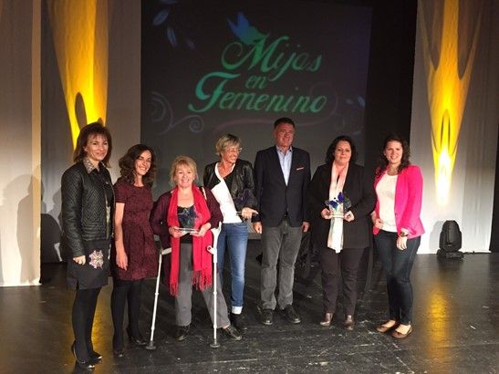 Recogiendo en el Teatro Las Lagunas de Mijas su reconocimiento durante la Gala "Mijas en Femenino" organizado por el área de igualdad del Ayuntamiento para conmemorar el Día Internacional de la Mujer que se celebra el 8 de marzo. 