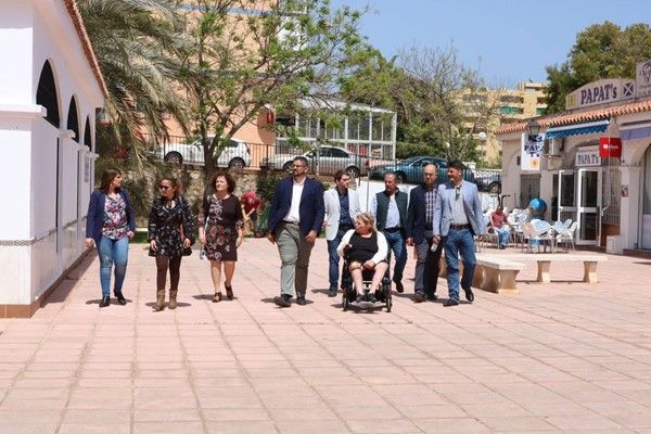 En la fotografia podemos ver al equipo del PSOE de Mijas visitando el Centro social donde está instalado el restaurante que gestiona el C.E.E  AFESOL