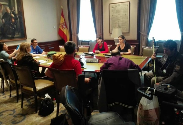 Las diputadas recibieron en el Congreso a varios miembros de las Plataformas reivindicativas que están organizando una concentración el próximo 2 de junio en la Plaza de Neptuno a las 12 horas.