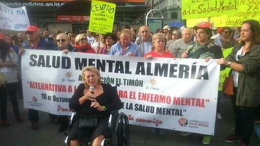 Concha Cuevas asistió a la I Gran Manifestación en España en favor de las personas con problemas de salud mental en el año 2015 encabezando la marcha.