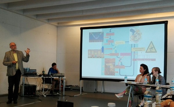Víctor Pérez-Solá durante su exposición es escuchado atentamente por la Doctora Silvia López Chamón y la redactora jefe de YO DONA Silvia Nieto.