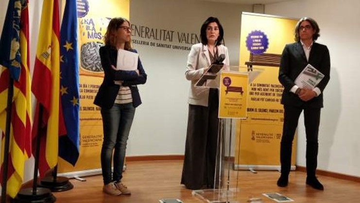 La Consejera de Sanidad en Valencia el pasado 22 de mayo presentando una guía y una campaña para medios de comunicación "romper el silencio" con el fin de dar visibilidad a este drama y poder aplicar medidas preventivas. Vemos a la actual Ministra de Sanidad Carmen Montón situada entre la presidenta de la Unió de Periodistes Valencians Noa de la Torre y el presidente del Observatorio del suicidio en España Andoni Anseán.