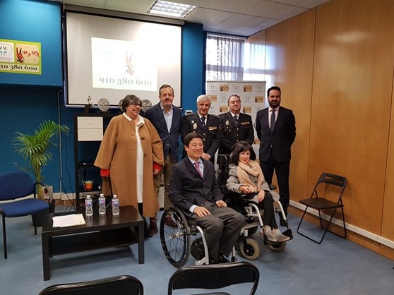 Presentación del proyecto social TELÉFONO CONTRA EL SUICIDIO el pasado 2 de febrero. A la izquierda de pie, Isabel Ardid, Diputada en la Asamblea de Madrid por el PSOE, a su lado Alberto Reyero, Diputado de la Asamblea de Madrid por CIUDADANOS, el Comisario del distrito de Tetuán D. Ángel Mario Martin, el Jefe de la Brigada Provincial de Seguridad Ciudadana D.Tomás González de la Oliva, el Diputado del Congreso por UPN Iñigo Alli. Sentados por la izquierda, el Director General de la Discapacidad D. Francisco Borja Fanjul y la Senadora por PODEMOS Virginia de Felipe. 