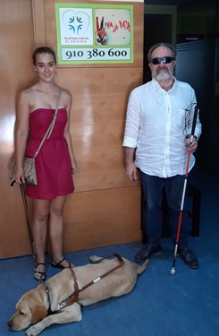 La atleta afiliada a la ONCE Lia Bell apoyando el TELÉFONO CONTRA EL SUICIDIO junto a Francisco Forte, sordo ciego y vicepresidente de la Asociación la barandilla promotora de este proyecto social.