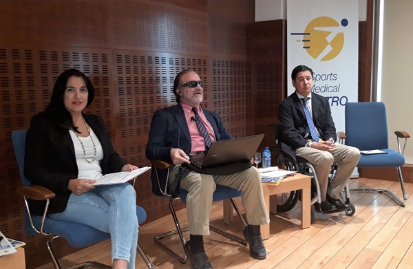 La diputada de la Asamblea de Madrid Mónica Silvana y Portavoz por el PSOE en Discapacidad, Francisco Forte, director de programas de la radio social labarandilla.org y Francisco Borja Fanjul, ex Director General de la Discapacidad durante la mesa "Situación actual de la discapacidad en España".