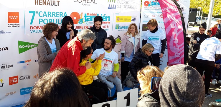 En la foto podemos ver a Dani Caver, uno de los ganadores recibiendo su premio y reconocimiento de manos de Teresa Perales, ante la atenta mirada de Irene Villa, madrina de esta carrera.
