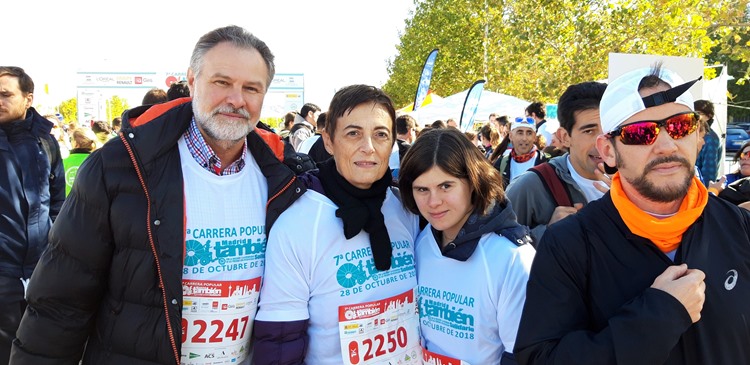 Profesionales como el Doctor Carlos Fournon, jefe de urgencias de traumatología de la Clínica CEMTRO, ha acudido con su mujer e hija a la caminata solidaria y han disfrutado de un día festivo y soleado.