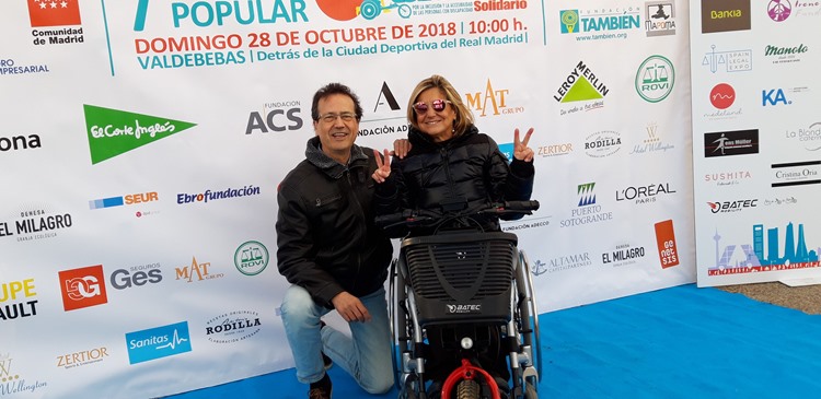 Teresa Silva delante del Photocall con José Manuel Dolader, director del TELEFONO CONTRA EL SUICIDIO 910 388 600.