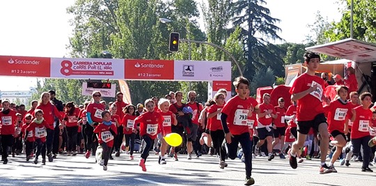 Niños y mayores disfrutando de esta carrera solidaria en un referente en Madrid en favor de los niños hospitalizados.