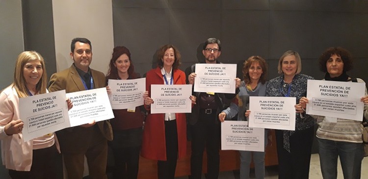 Vemos a la izquierda a Ana Lancho de Asociación la barandilla (Teléfono contra el suicidio), Javier de APSUS Alicante, Gloria Iniesta de APSAS Girona, Carles Alastuey de DSAS Barcelona, Elena Aisa de ABRAZO Pamplona, Eva Bilbao de BIZARAUN Donosti y Lourdes Molinos de CAMINAR Valencia.