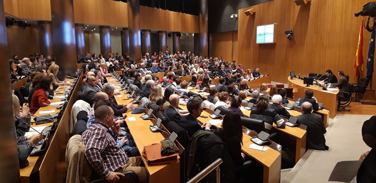 La jornada fue un rotundo éxito quedándose fuera más de 100 invitados. En la fotografia podemos ver la sala durante la inauguración de la jornada a cargo del diputado Iñigo Alli acompañado del diputado Ignacio Tremiño.